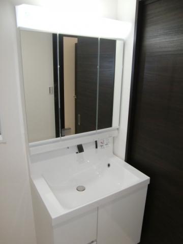 Wash basin, toilet. It contains the popularity of luxury three-sided mirror specification.