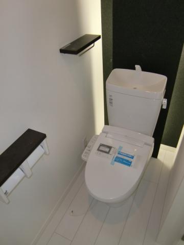 Toilet. Second floor of the toilet is like a fashionable shops. With Washlet. It is two consecutive cigarettes unit with shelf. 