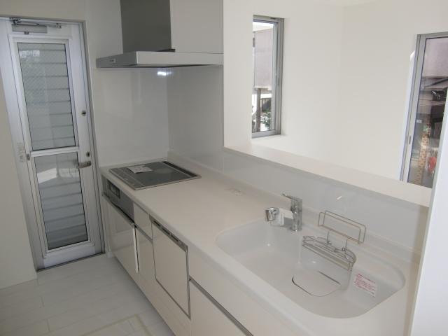 Kitchen. Artificial marble top and sink, Dishwasher, Water filter, Cupboard, Is a full-featured, such as the back door is attached. 
