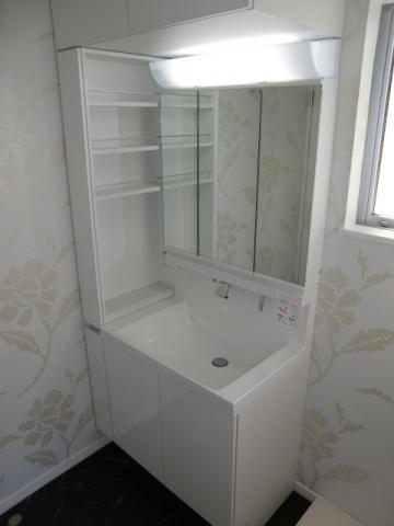 Wash basin, toilet. It contains the luxury three-sided mirror specification. It has also been the hotel's niche storage. Cross also is fashionable. 