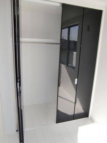 Receipt. The east side is a Western-style closet. Door has become a mirror finish. Depth There are also plenty. 