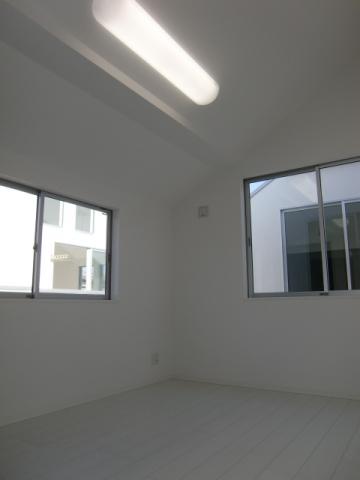 Non-living room. Second floor north of Western-style is has become a slope ceiling, It has a wide attic housed on the photo right. 