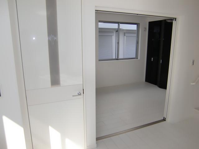 Non-living room. Living north of the Western-style. Slide door can be stored so you can take advantage of many things. 