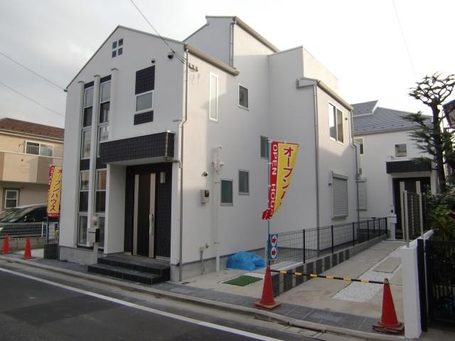 Local appearance photo. But is the right back of the property, South side is has become a promenade of 4m per day, etc. is very good. Parking can also be two. 