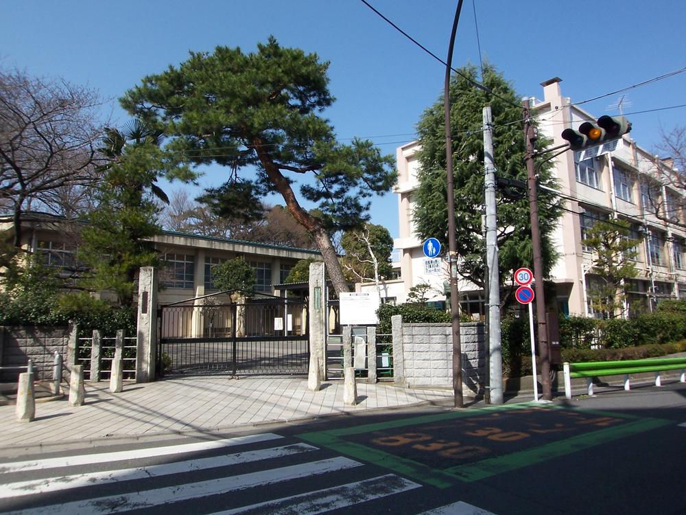 Primary school. 550m to Nerima Oizumi Elementary School