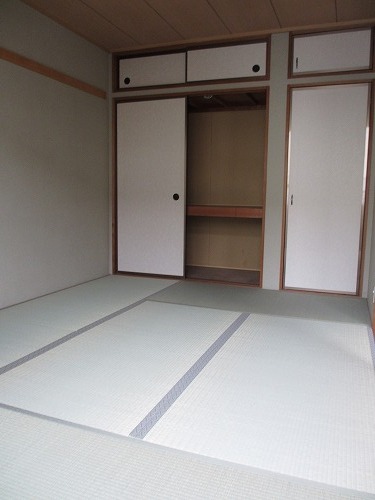 Other room space. Bright Japanese-style room 6 quires