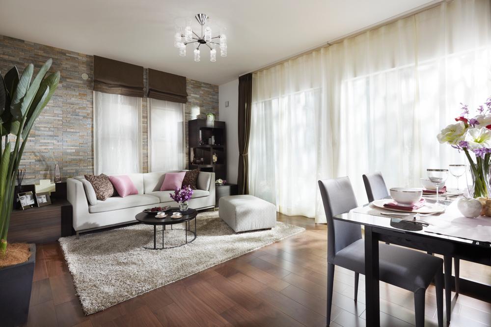 Living. South living room of two-sided lighting is attractive. About 14 tatami is spacious space.