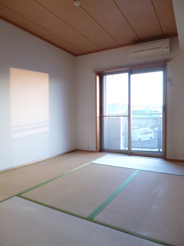 Living and room. Japanese-style room about 6 quires (The photograph is the same type the other room)