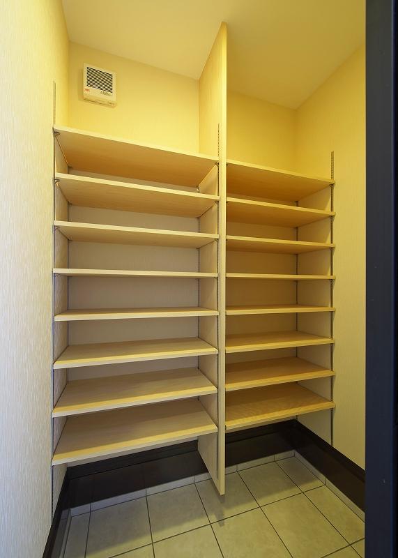 Receipt. Shoes cloak of large capacity