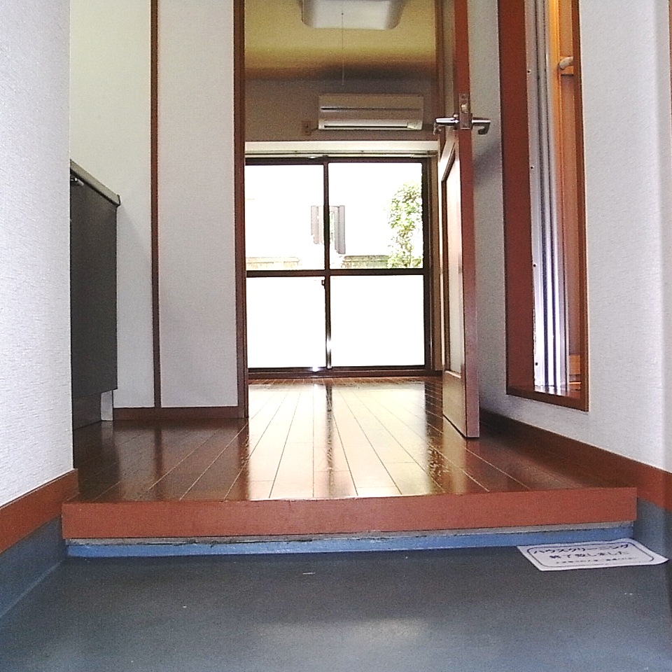 Entrance. Kitchen from the front door & Western-style direction