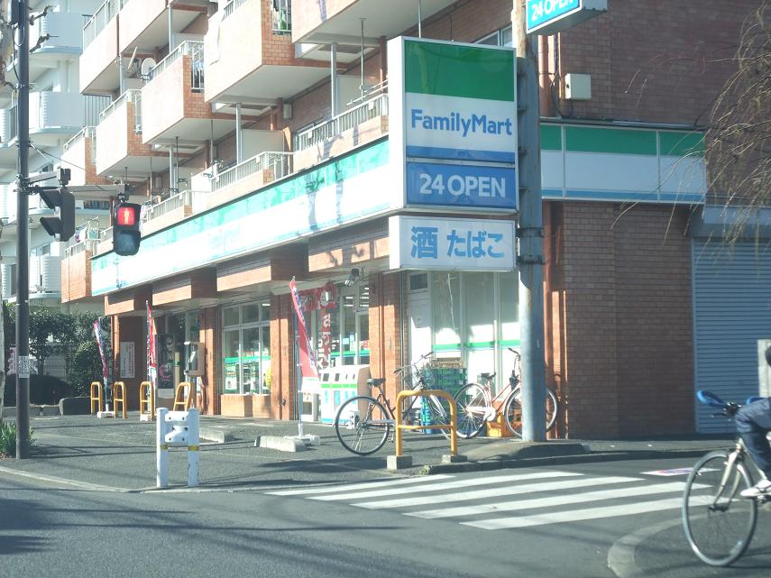 Convenience store. 5m to Family Mart (convenience store)