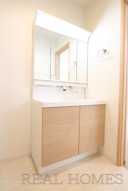 Wash basin, toilet. Indoor (10 May 2013) Shooting 6 Building