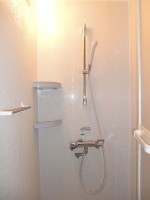 Bath. shower room. There is a feeling of cleanliness. It also attached shampoo base.