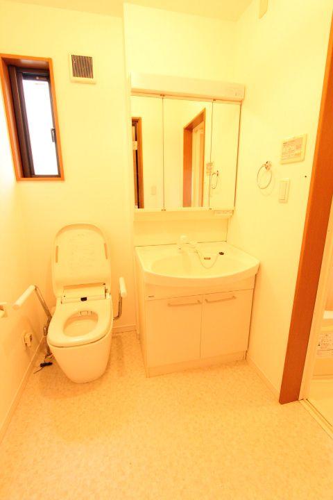 Wash basin, toilet. Nerima Detached