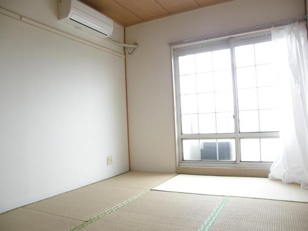 Other room space. It is the south side Japanese-style room