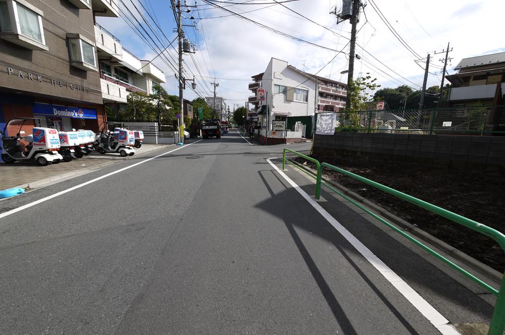 Local photos, including front road. Selling local front road Children can be safe because there is a sidewalk even jumped out of the front door.