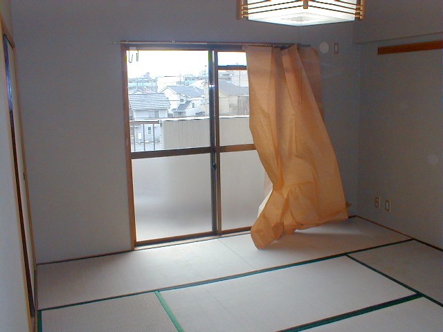 Other room space. It will calm and there is a Japanese-style room. 