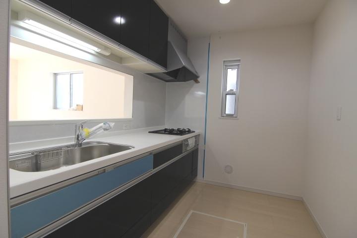 Kitchen. 3 Building face-to-face kitchen where you can enjoy a conversation with your family, even while the dishes