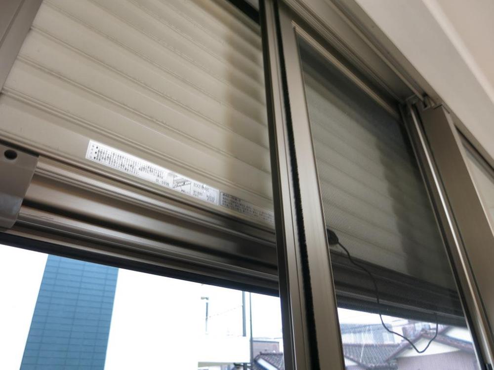 Security equipment. We have established a security shutters to the security shutters screen door on the ground floor.