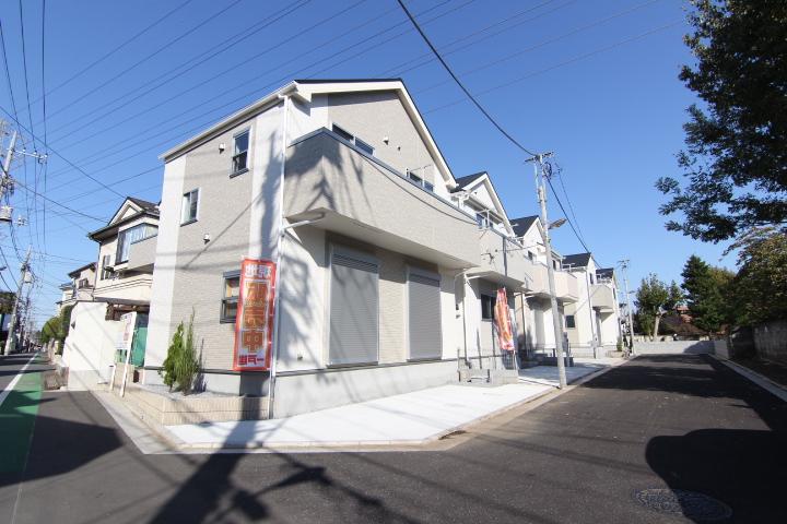 Local appearance photo. Bright house wrapped in sunshine of all building lot
