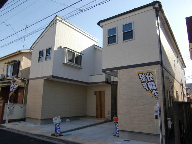 Local appearance photo. We look at the appearance from the entrance side. There is a bicycle storage in the car yard.