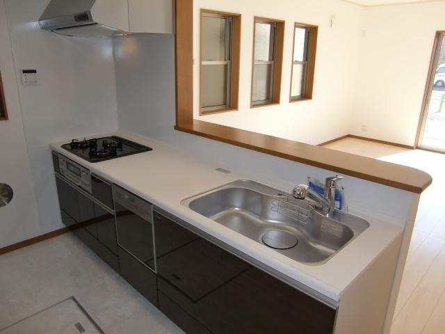Kitchen. Dishwasher ・ It becomes an open kitchen with a water purifier. There is a cupboard behind.