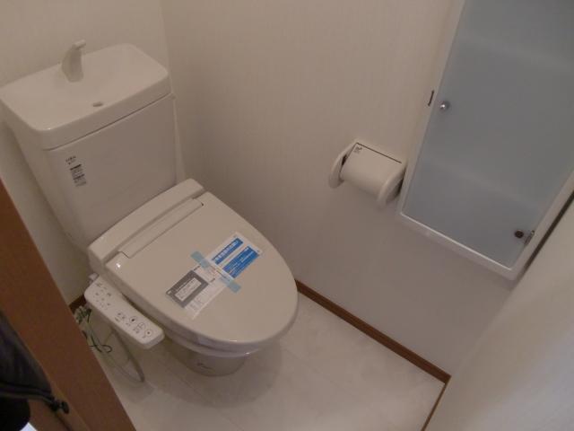 Toilet. 1 ・ The second floor is a bidet. I think that niche storage of the wall is very handy.