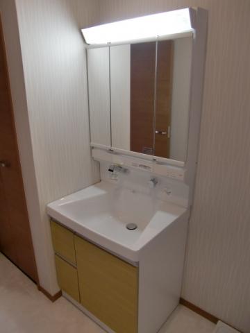 Wash basin, toilet. Shampoo is Dresser. This property also contains the popular three-sided mirror specification.