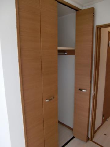 Receipt. The south side is a Western-style closet.