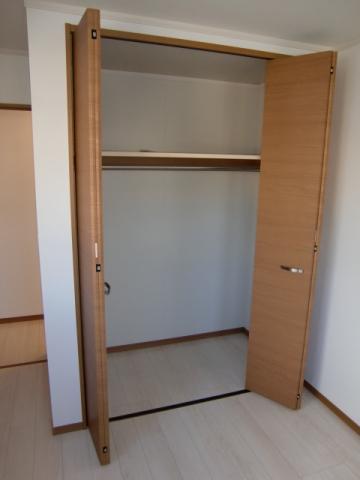 Receipt. North Western-style closet. It is a size sufficient.