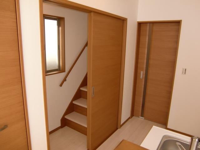 Wash basin, toilet. But it is living in stairs, Because there is a sliding door that does not take up space, It is made with excellent cooling and heating efficiency.