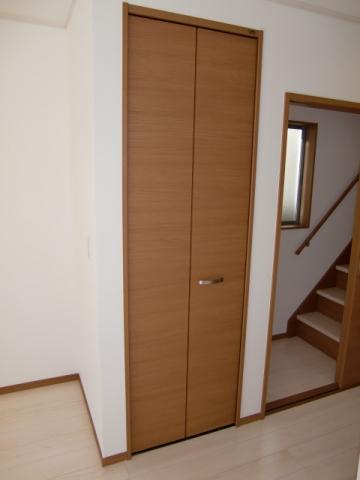 Receipt. It is housed in the living aside. It is convenient to stash such as vacuum cleaner.