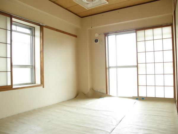 Other room space. The south side of the Japanese-style room. Tatami has curing