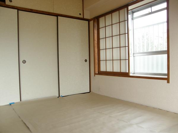 Other room space. Japanese-style room has a bay window. It is a two-sided lighting!