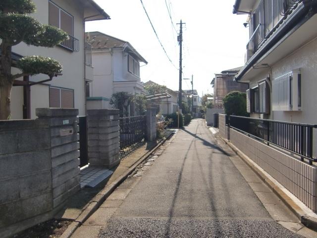Local photos, including front road. Front road will be about 4m because it is set back. It is a quiet residential area of ​​the station near. 