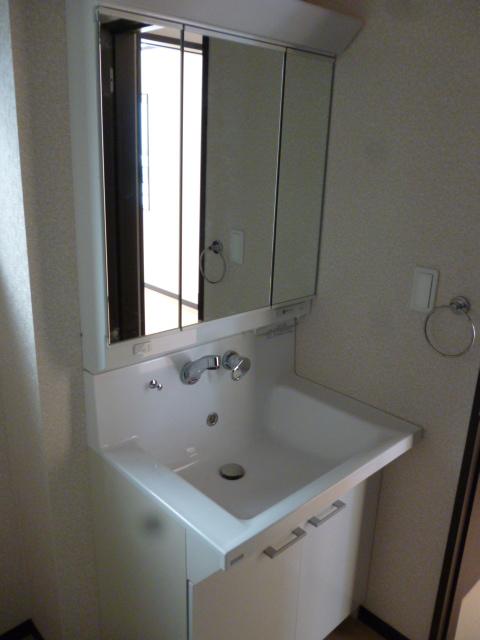 Same specifications photos (Other introspection). Wash basin is of the image that previously completed.