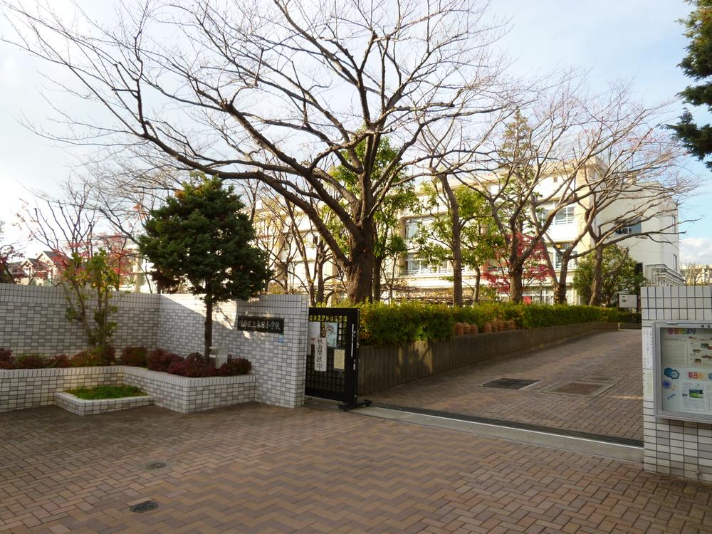 Primary school. At school to be built on top of the Ozaki ruins of 258m destination earthenware era to ward Kasuga Elementary School, Schoolyard there are two. South schoolyard with a brook that Nerima Ward's first and lawn "Kasuga of flow", It is a school full of north schoolyard and the nature and culture, which is also apple orchard.