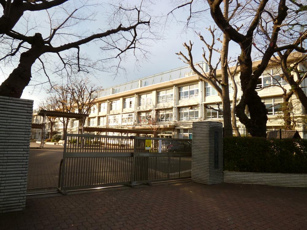 Junior high school. 510m respect to ward Nerima junior high school ・ Trust ・ It performs a leadership that values the research study, Four stages students (sound, Learn, Challenge, As to Hikarikagayaka in the region), Emphasis on leadership ・ It is a school of distinctive educational policy.