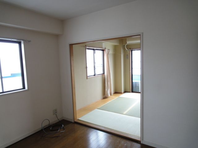 Living and room. It has been changed to Western-style room ・  ・ It is a photograph of the same type second floor of the room