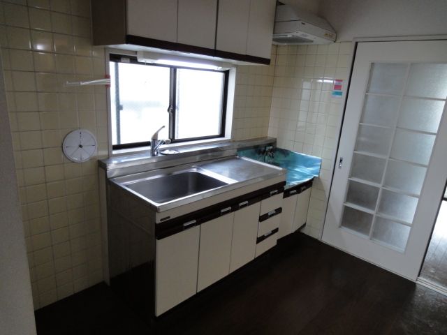 Kitchen. Gas stove can be installed. Widely dishes is also easy to. 