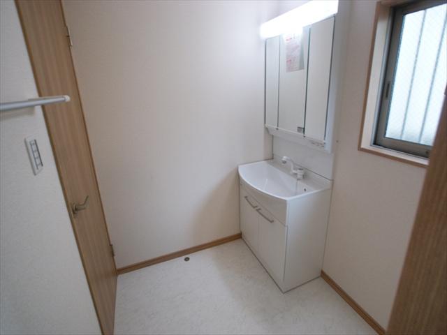 Wash basin, toilet. <1 Building>