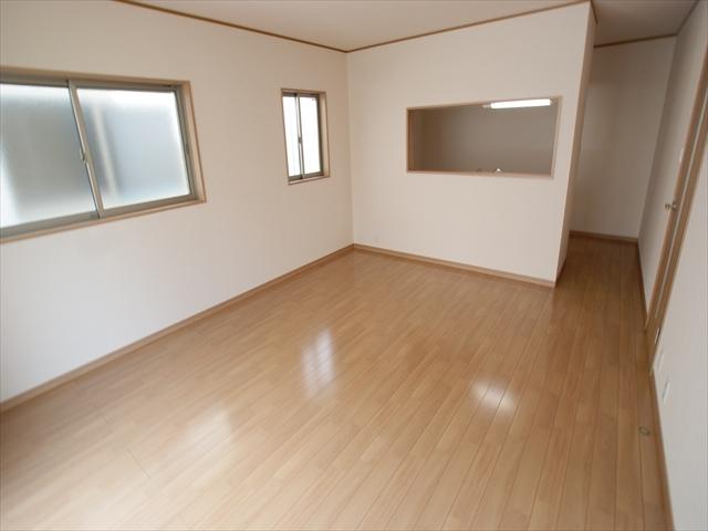 Living. <Building 2> Bright sunshine is shine in LDK