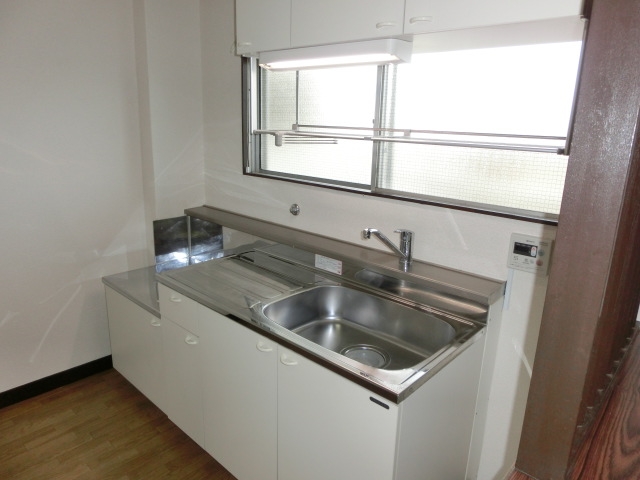 Kitchen. With bright window, Single lever mixing faucet