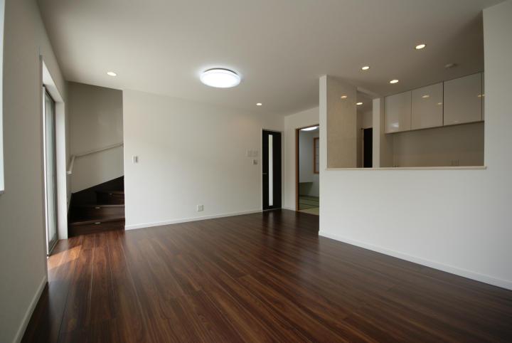 Same specifications photos (living). Seller construction cases _ living