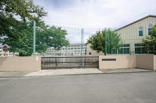 Junior high school. Shakujii 220m to West Junior High School