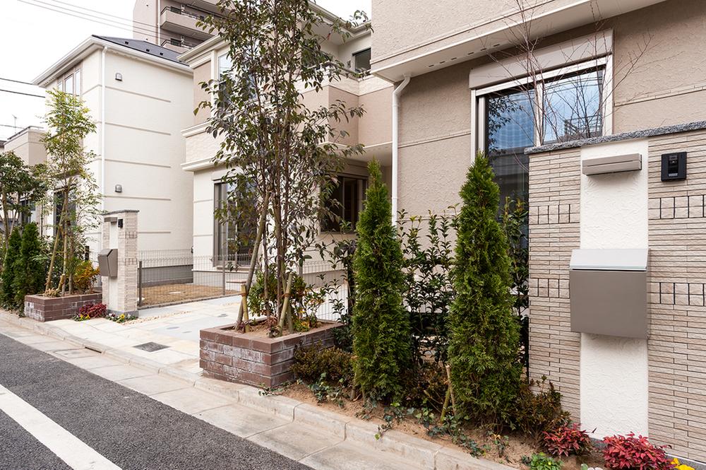 Local appearance photo. Bright plan (local to all mansion facing the south road / December 2013 shooting)