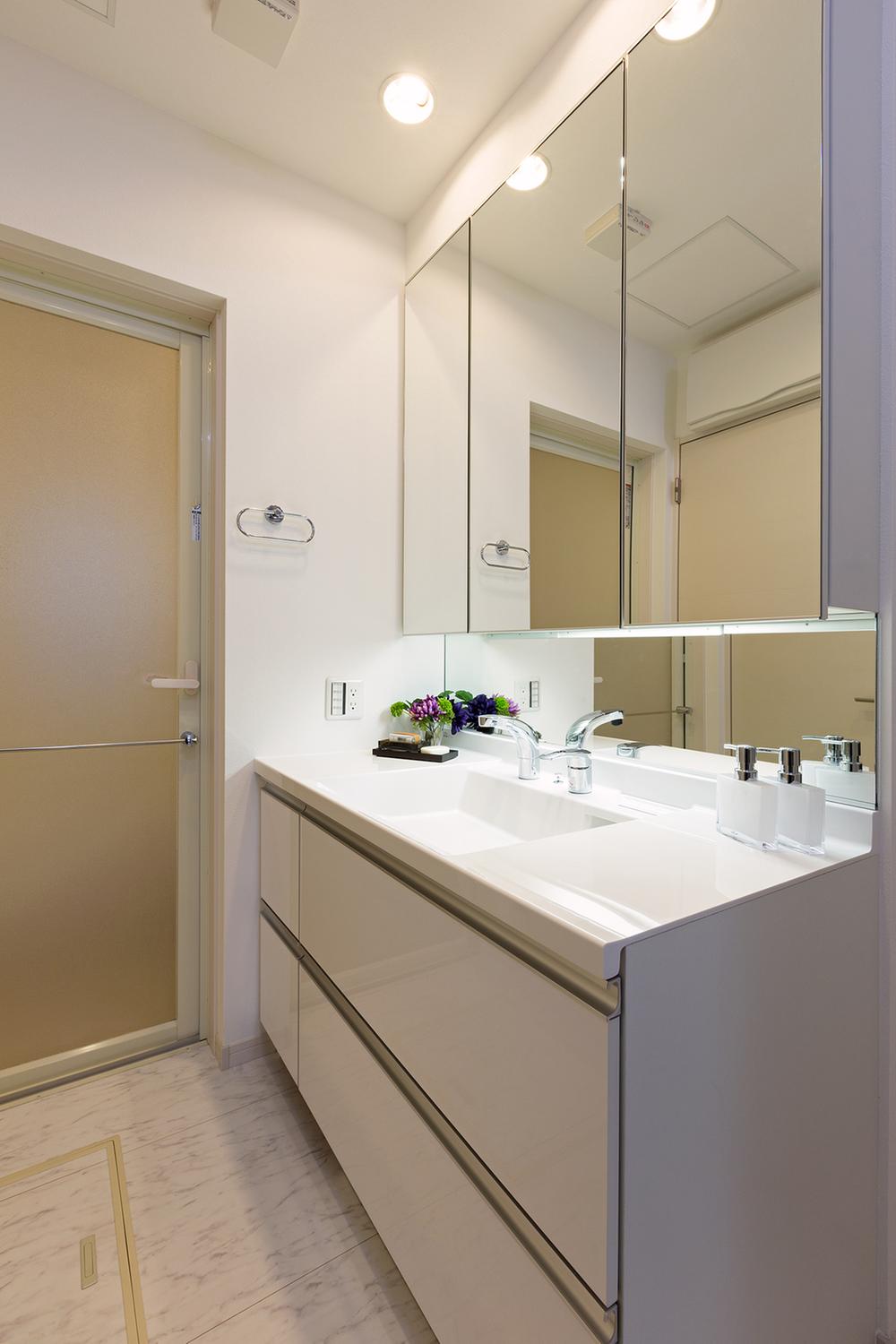 Wash basin, toilet. Local model house (December 2013 shooting)