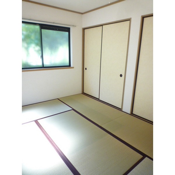 Other room space. Bright Japanese-style room