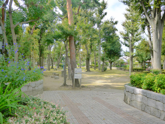 Building appearance. Nearby there is a rich natural park! 