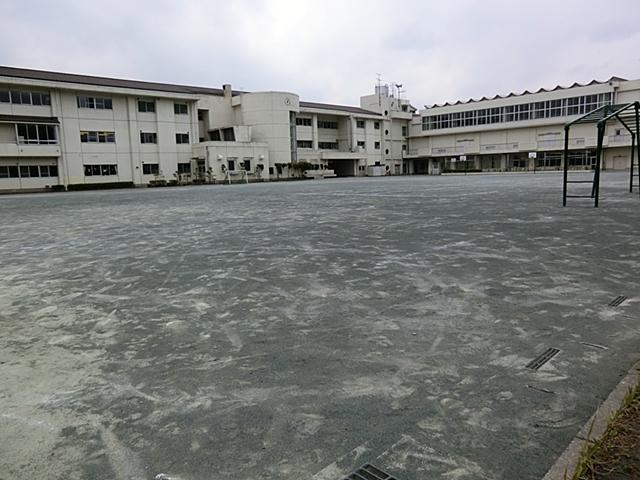 Primary school. 1400m until sunrise Municipal Hirai Elementary School